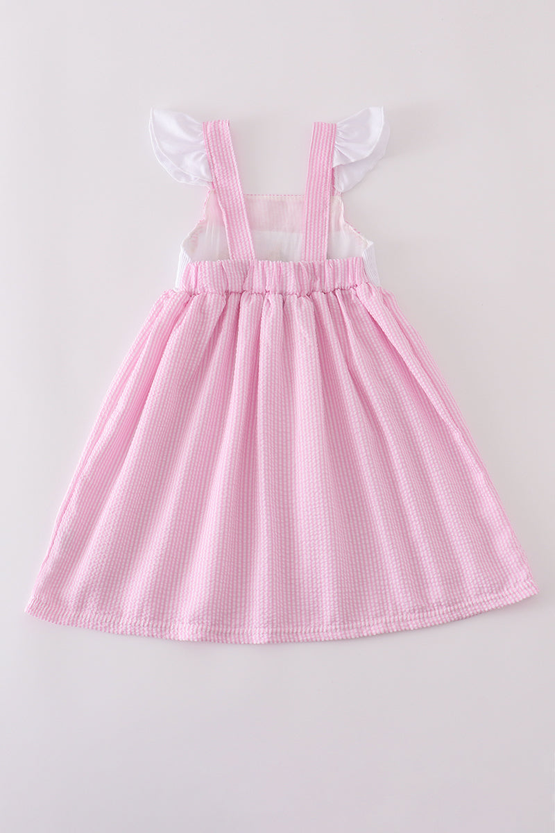 Vestido fruncido con bordado de velero y rayas rosas de seersucker