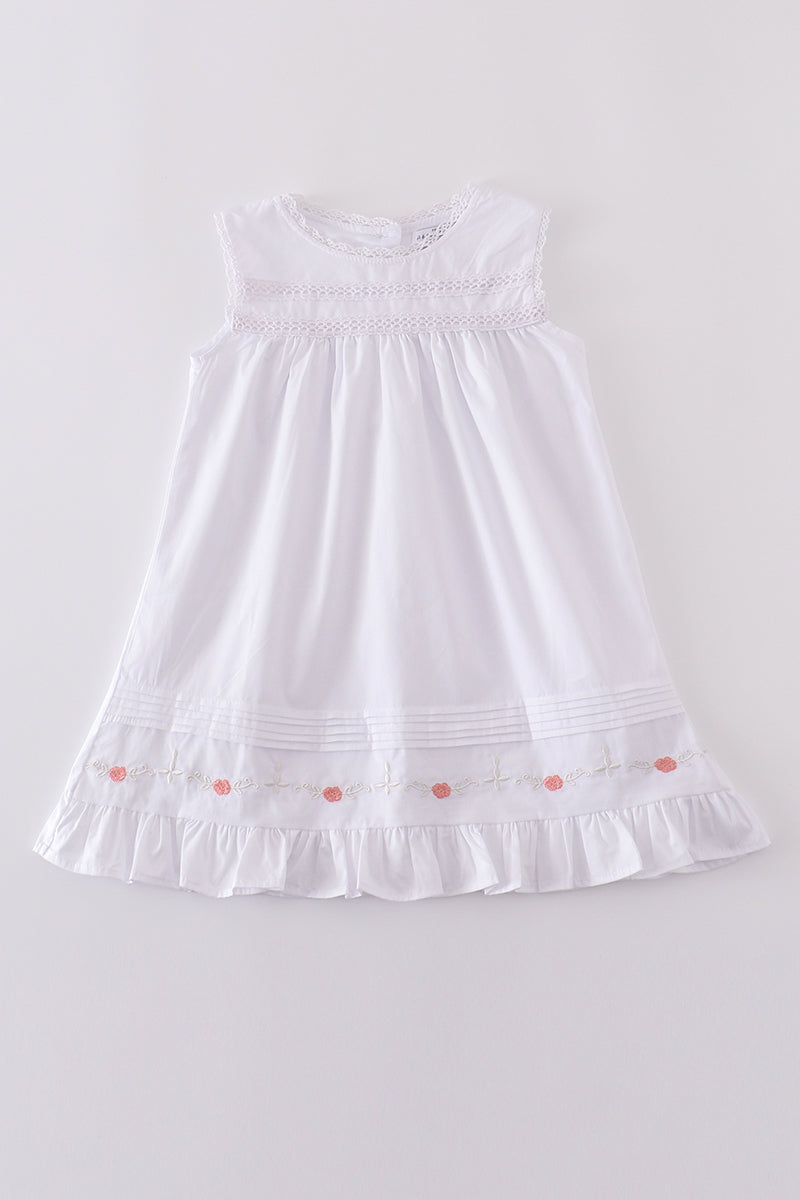 Vestido con volantes y bordado floral blanco de primera calidad