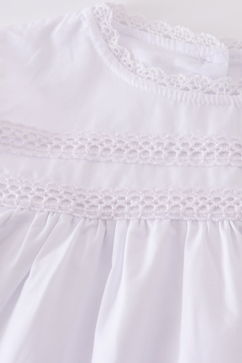 Vestido con volantes y bordado floral blanco de primera calidad