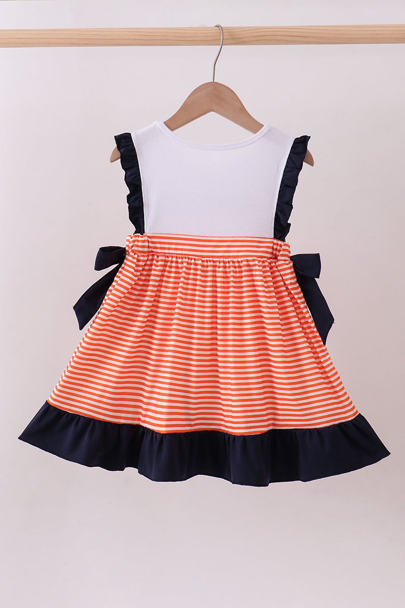 Vestido de rayas con volantes y bordado color castaño rojizo