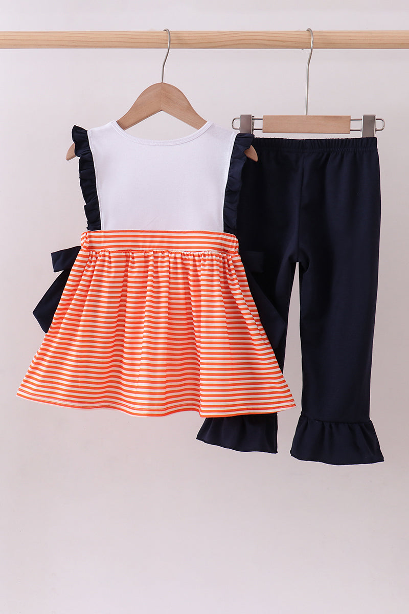 Conjunto de pantalón con volantes y rayas bordadas en color castaño rojizo