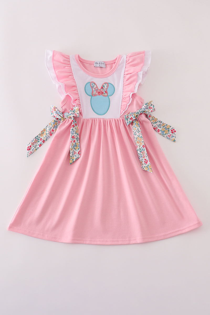 Vestido con volantes y apliques florales en color rosa