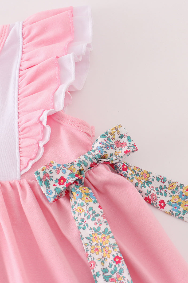 Vestido con volantes y apliques florales en color rosa