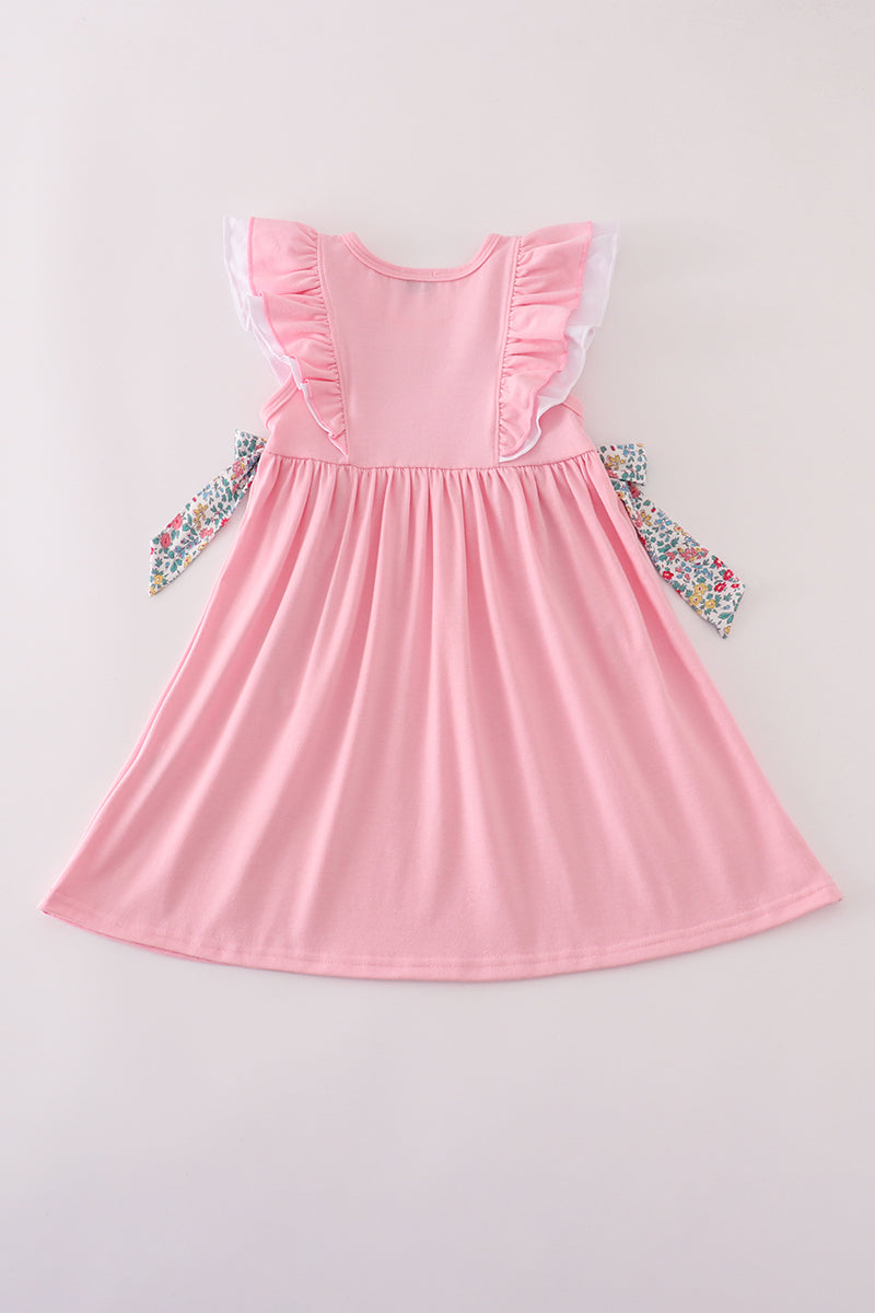 Vestido con volantes y apliques florales en color rosa