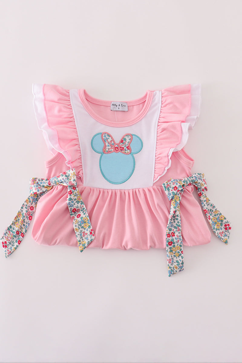 Vestido con volantes y apliques florales en color rosa