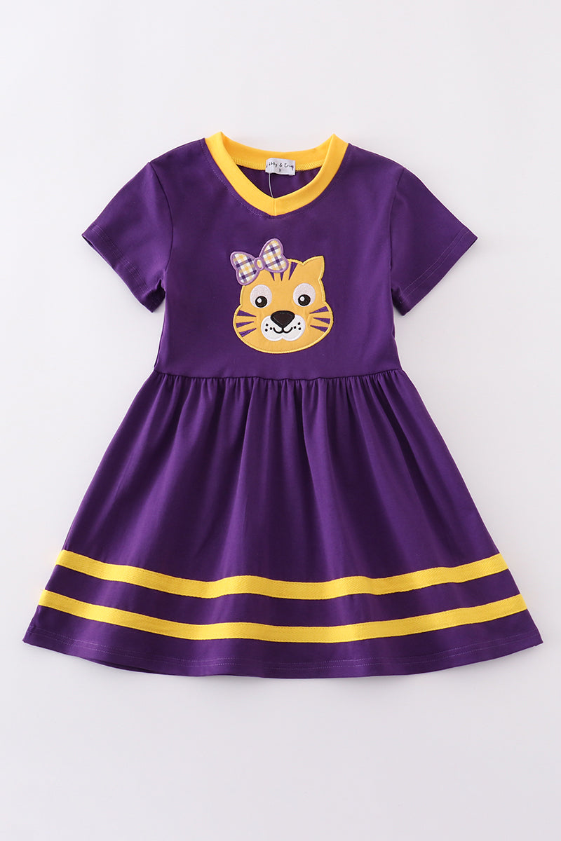 Vestido con apliques de LSU en dorado morado
