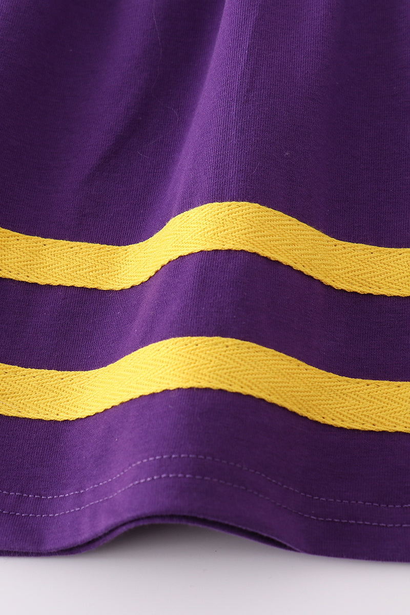 Vestido con apliques de LSU en dorado morado