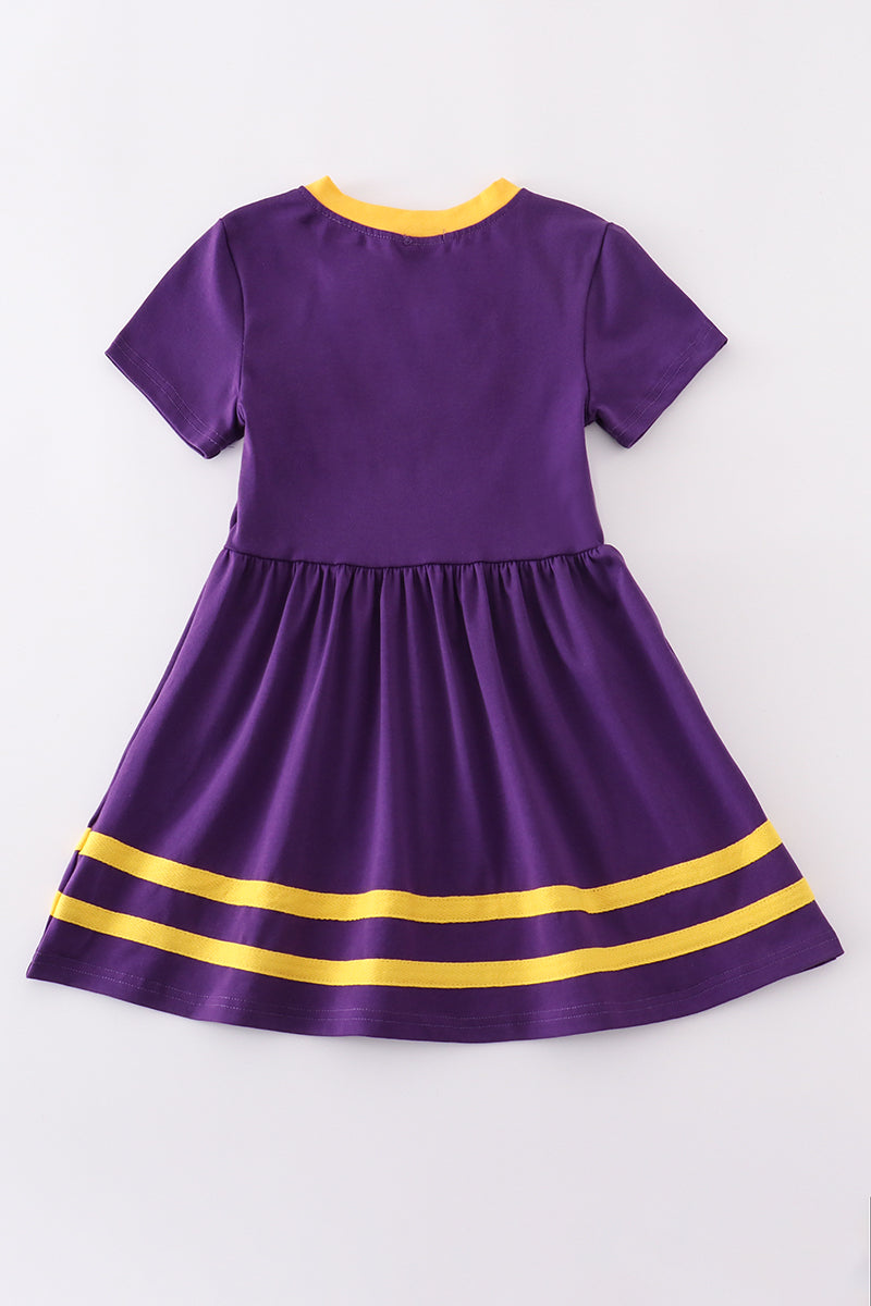 Vestido con apliques de LSU en dorado morado