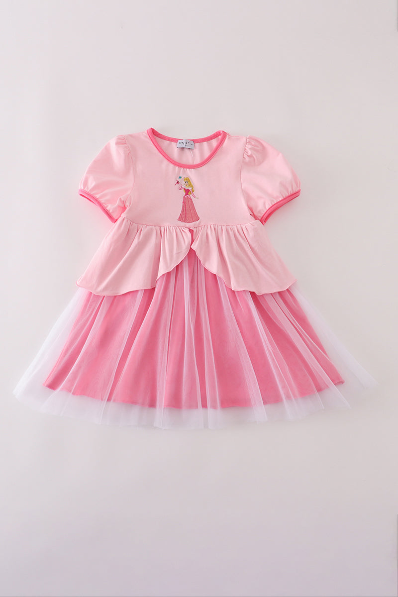 Vestido de princesa rosa con volantes y bordado
