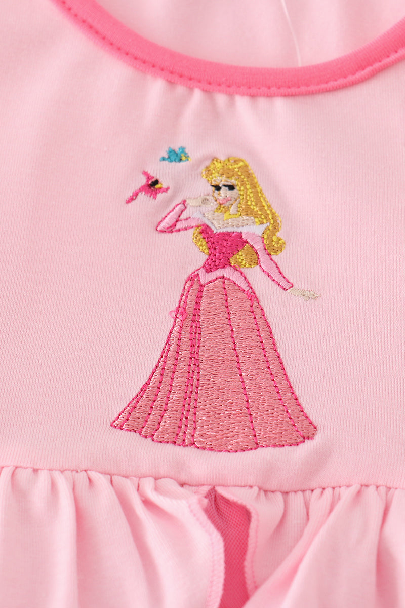 Vestido de princesa rosa con volantes y bordado