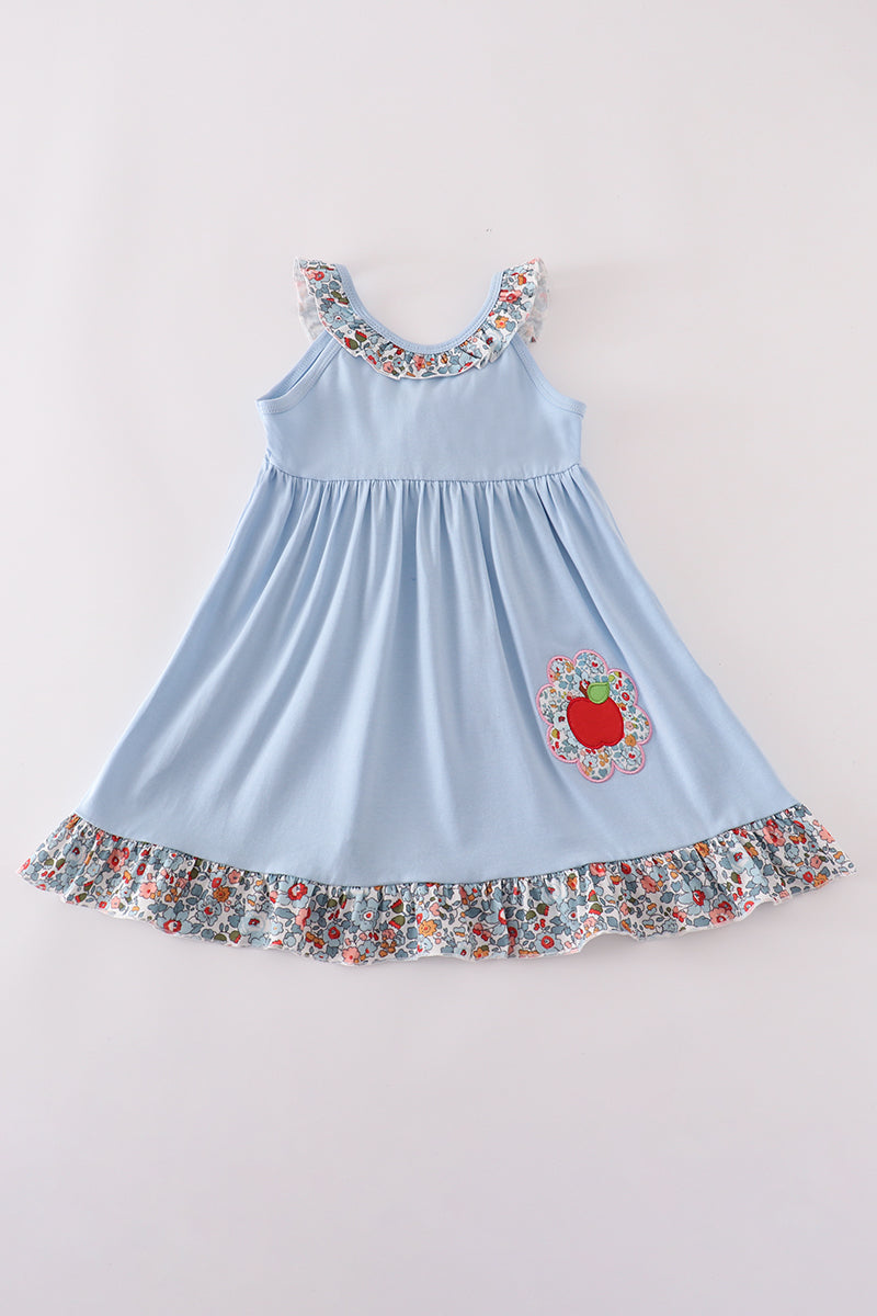 Vestido con volantes y apliques florales de manzana azul