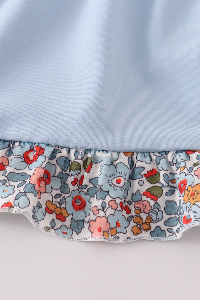 Vestido con volantes y apliques florales de manzana azul
