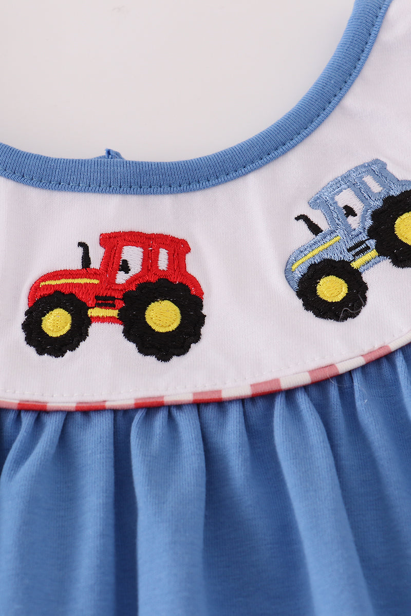Vestido con bordado de tractor azul