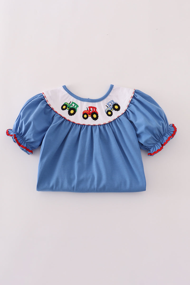 Vestido con bordado de tractor azul