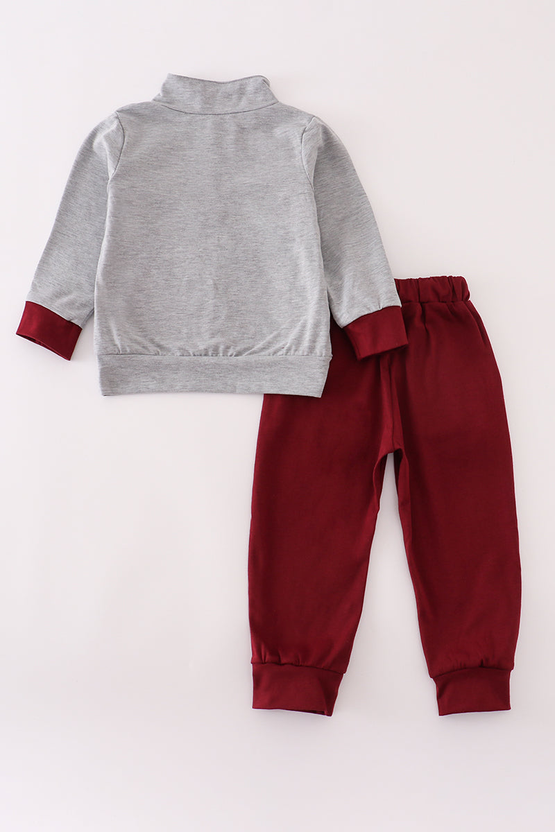 Conjunto de pantalón con bordado Mississippi en color granate