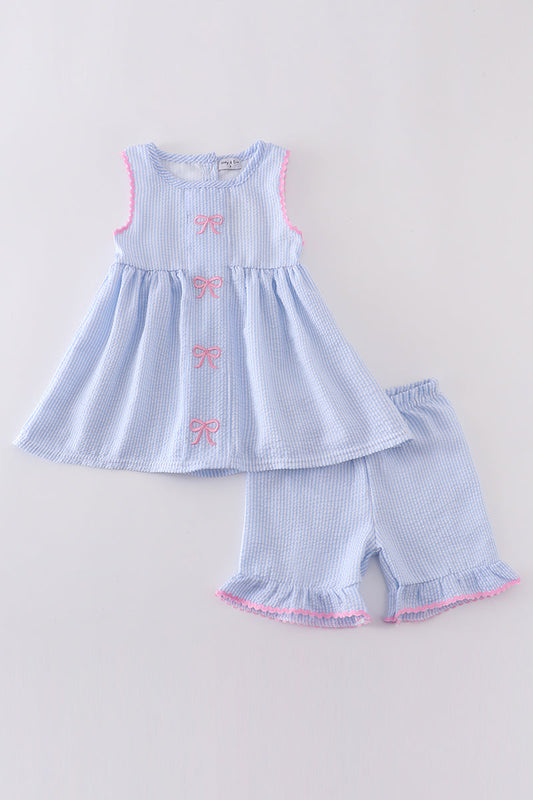 Conjunto de niña bordado con lazo de seersucker a rayas azules