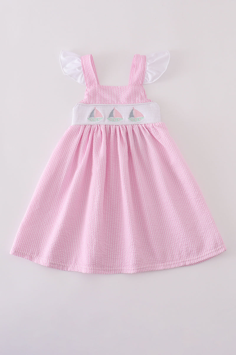 Vestido fruncido con bordado de velero y rayas rosas de seersucker