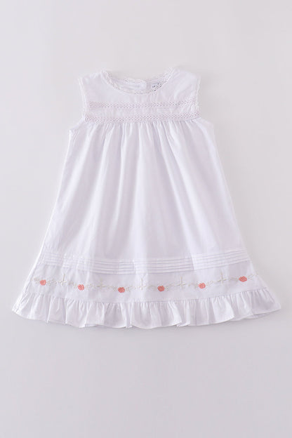 Vestido con volantes y bordado floral blanco de primera calidad