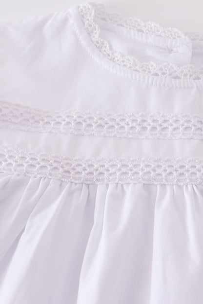 Vestido con volantes y bordado floral blanco de primera calidad