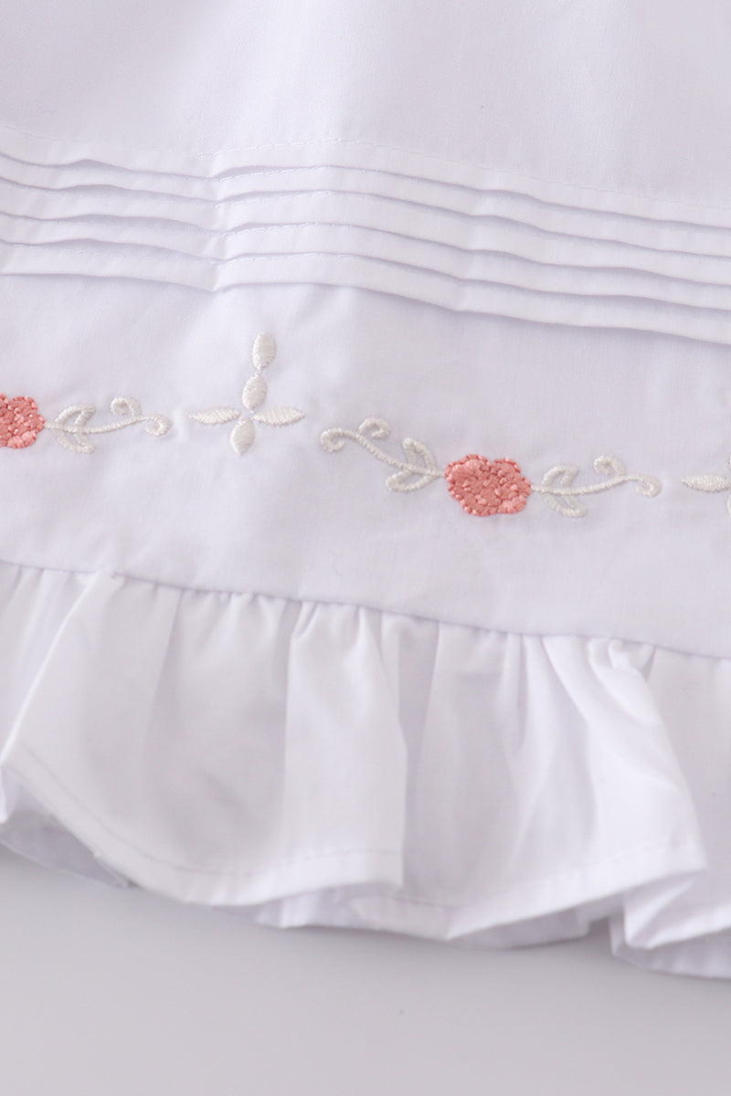 Vestido con volantes y bordado floral blanco de primera calidad