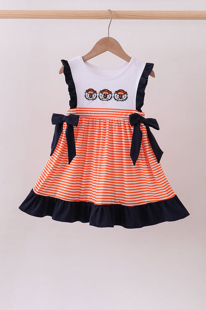 Vestido de rayas con volantes y bordado color castaño rojizo