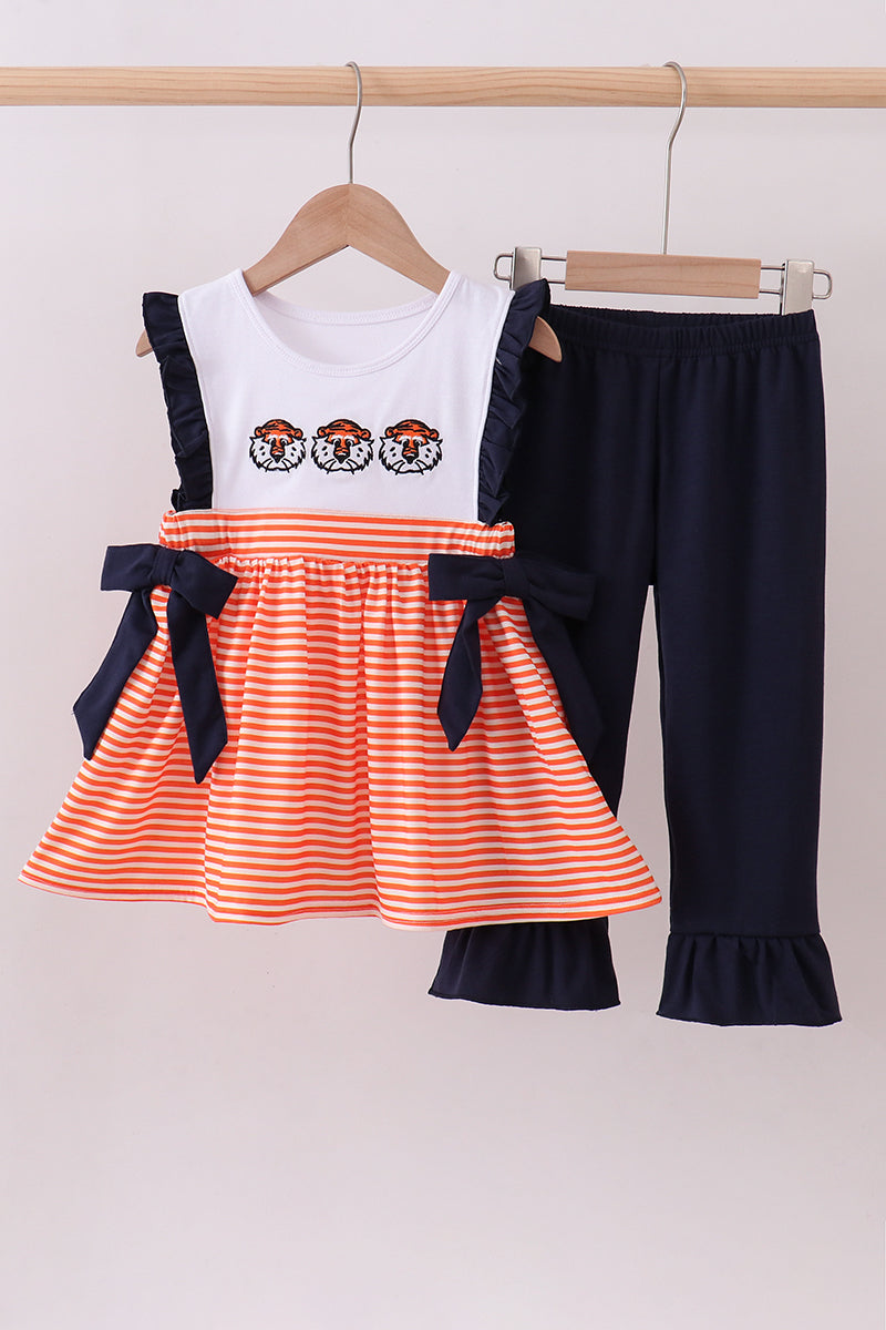 Conjunto de pantalón con volantes y rayas bordadas en color castaño rojizo