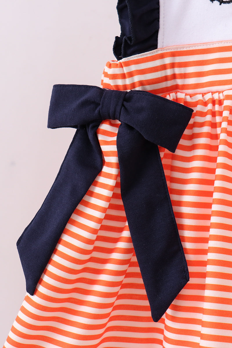Conjunto de pantalón con volantes y rayas bordadas en color castaño rojizo