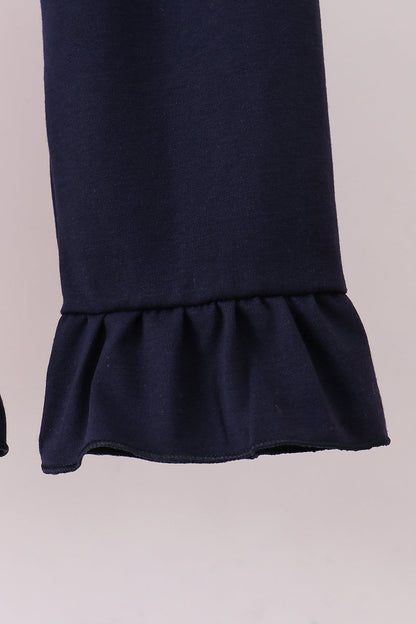 Conjunto de pantalón con volantes y rayas bordadas en color castaño rojizo