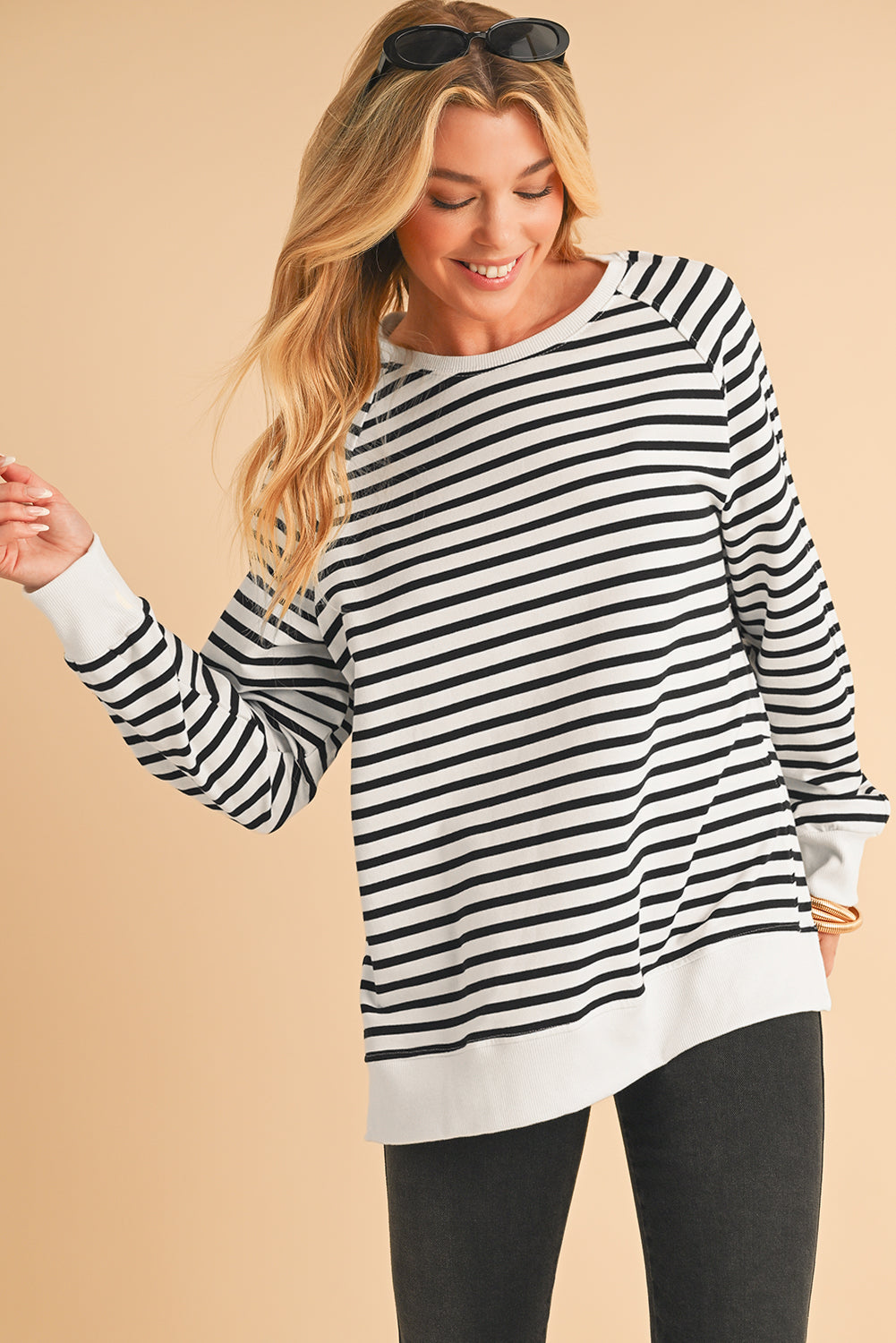 Sudadera holgada con mangas raglán y rayas negras