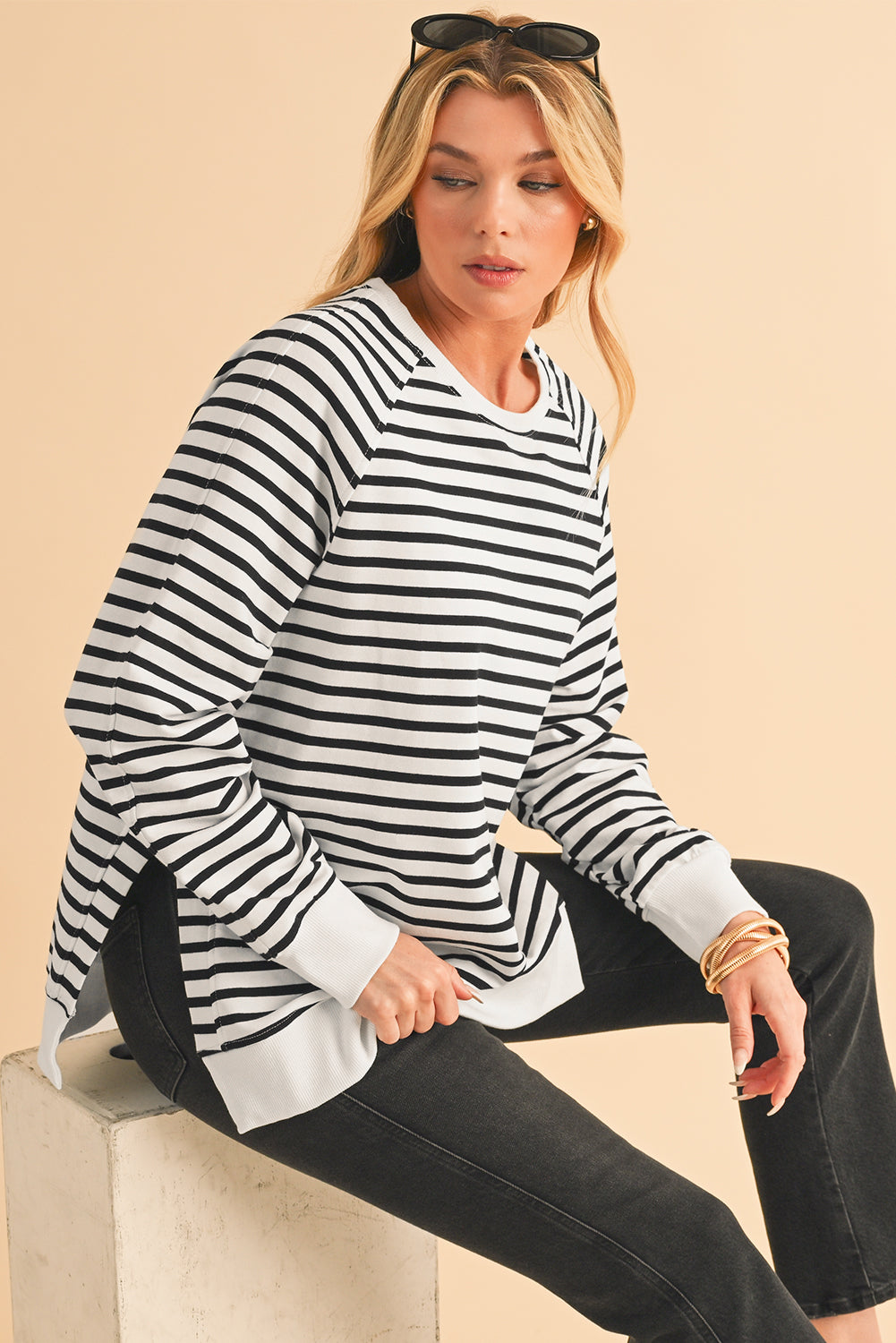 Sudadera holgada con mangas raglán y rayas negras