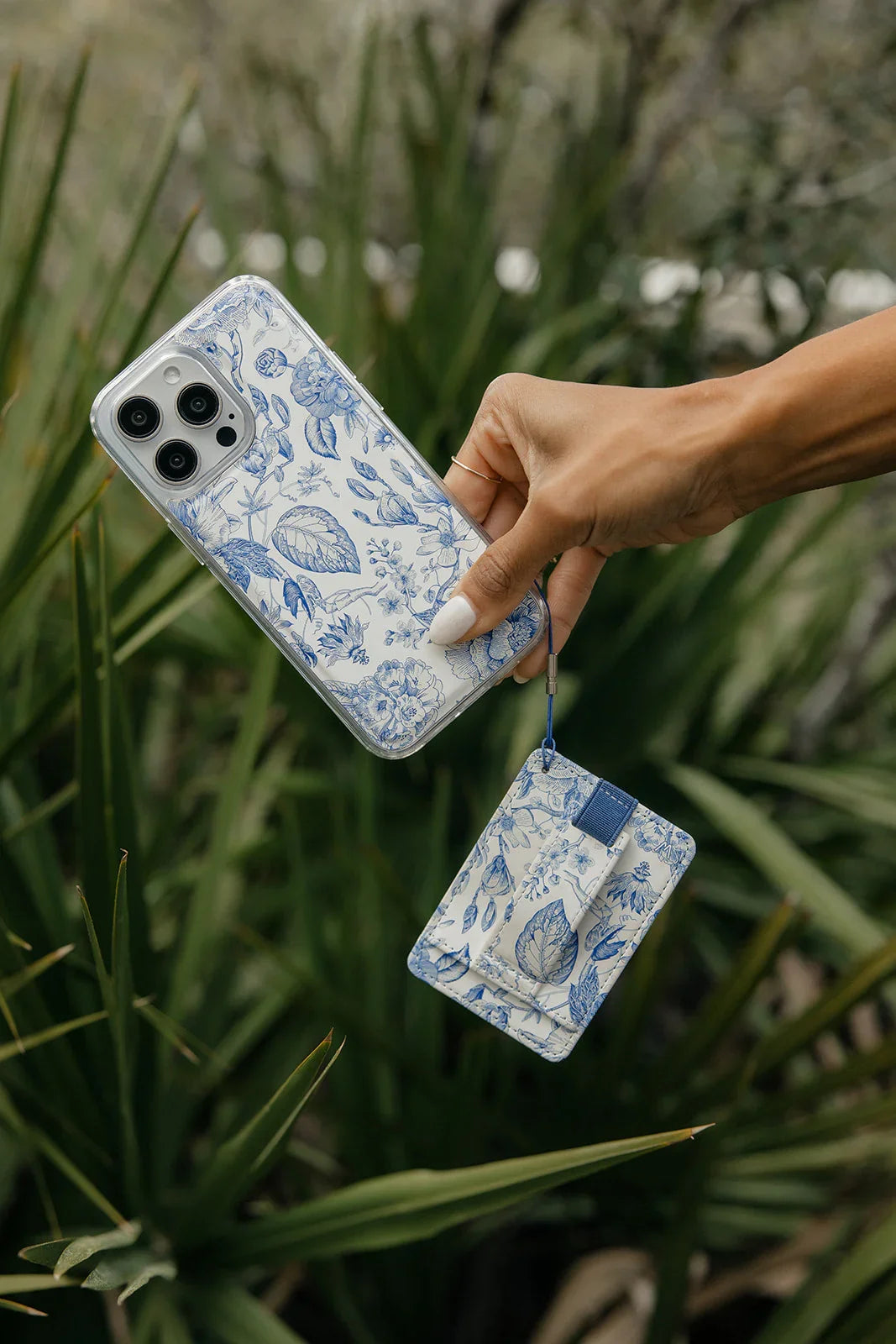 Estuche y billetera magnéticos Blue Willow 