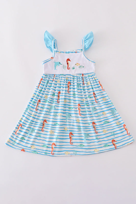 Vestido con bordado de criaturas marinas azules