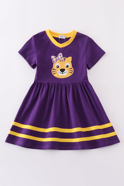 Vestido con apliques de LSU en dorado morado