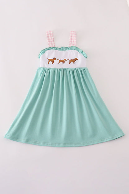 Vestido con volantes y bordado de cachorro de caza en color menta