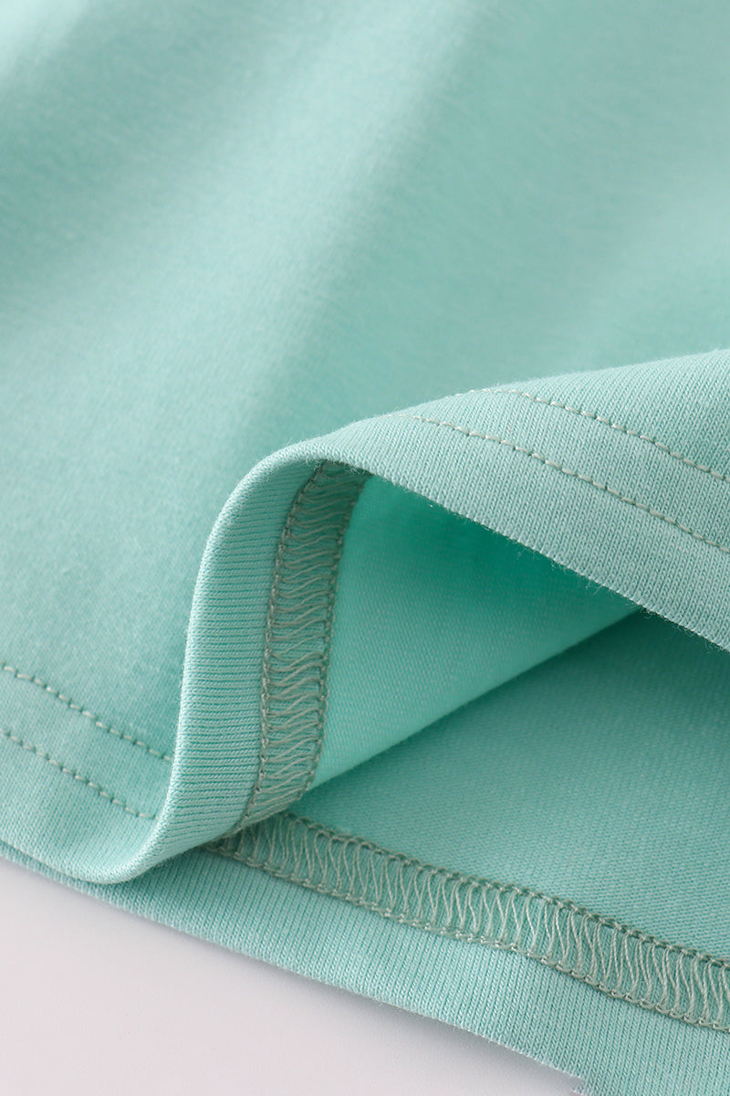 Vestido con volantes y bordado de cachorro de caza en color menta