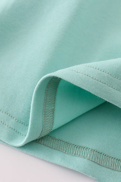 Vestido con volantes y bordado de cachorro de caza en color menta