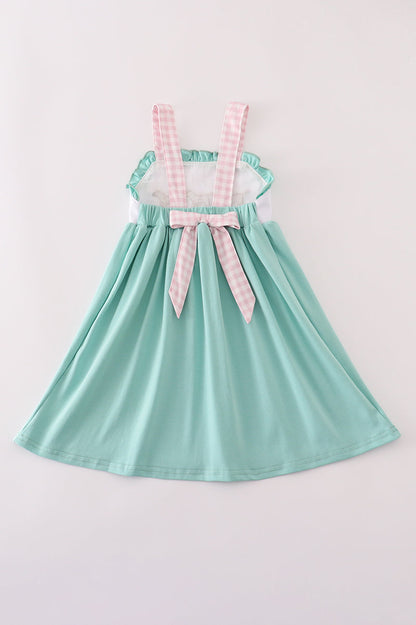 Vestido con volantes y bordado de cachorro de caza en color menta