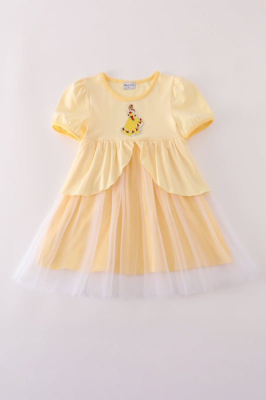 Vestido de princesa amarillo con volantes y bordado