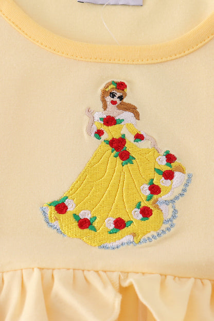 Vestido de princesa amarillo con volantes y bordado