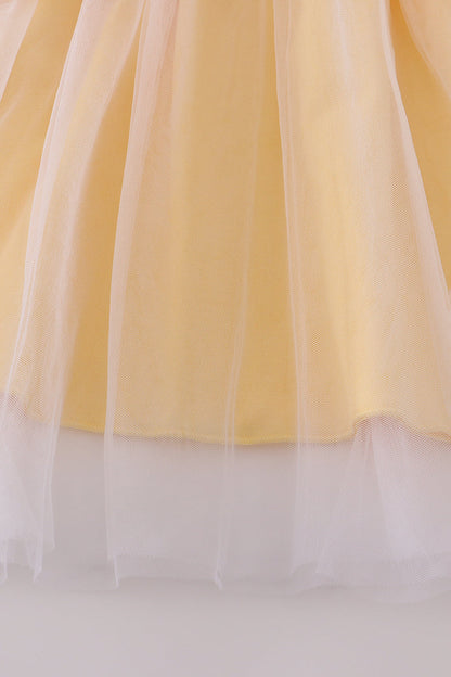 Vestido de princesa amarillo con volantes y bordado