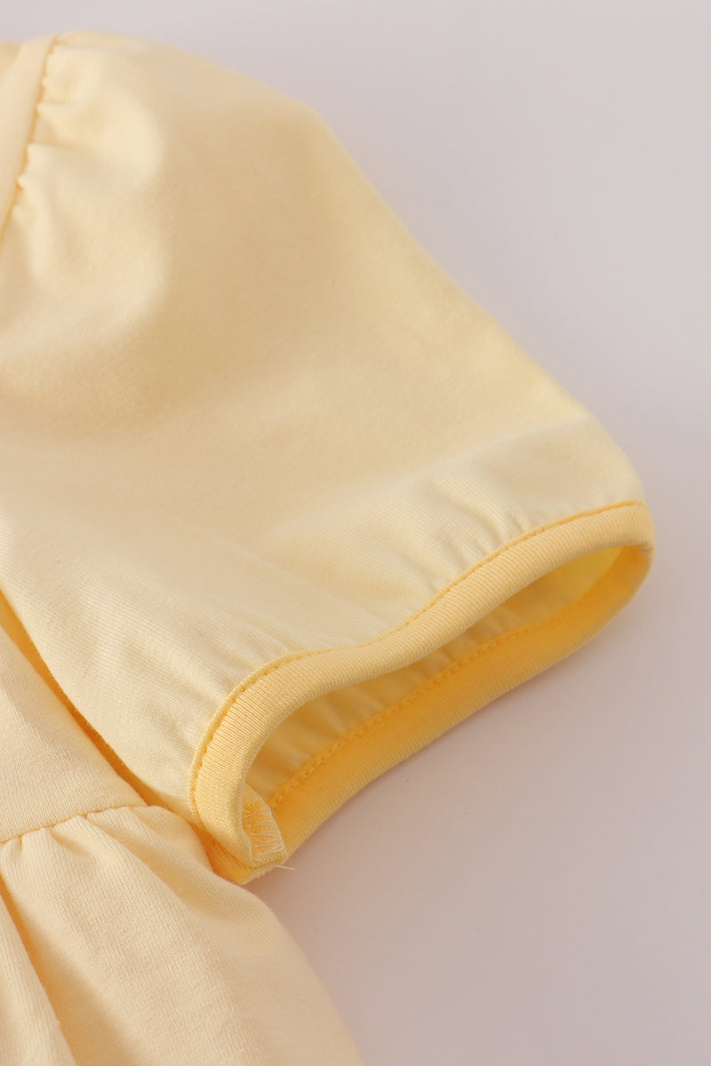 Vestido de princesa amarillo con volantes y bordado