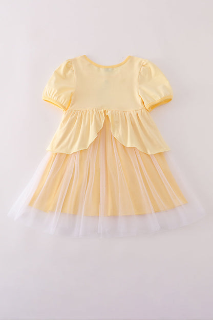 Vestido de princesa amarillo con volantes y bordado