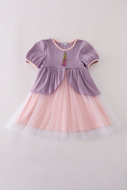 Vestido de princesa morado con volantes y bordado