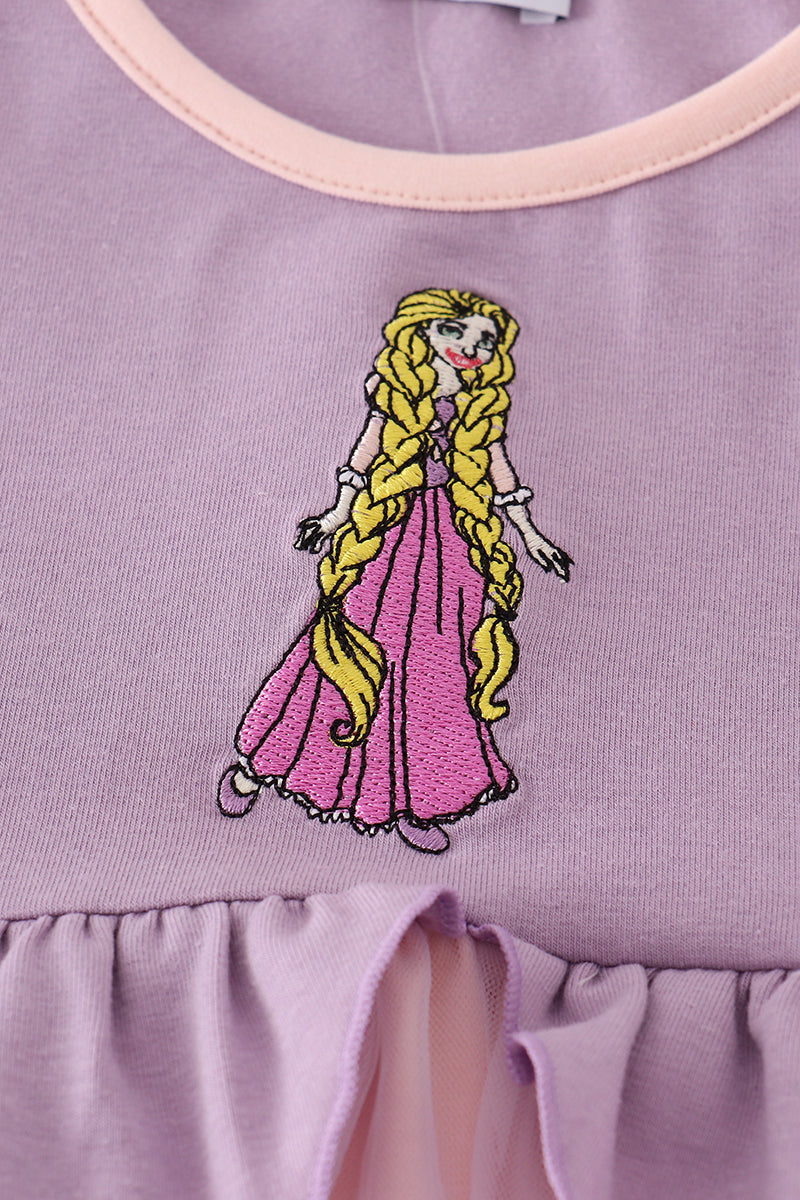 Vestido de princesa morado con volantes y bordado