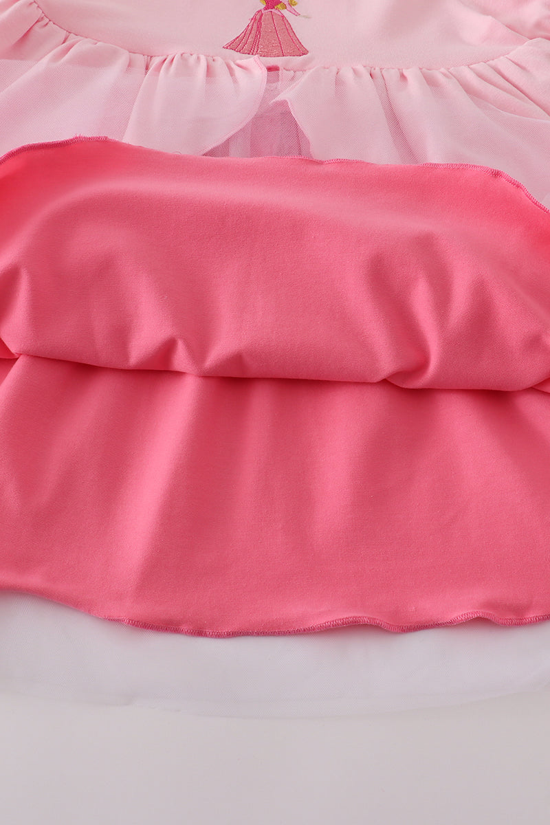 Vestido de princesa rosa con volantes y bordado