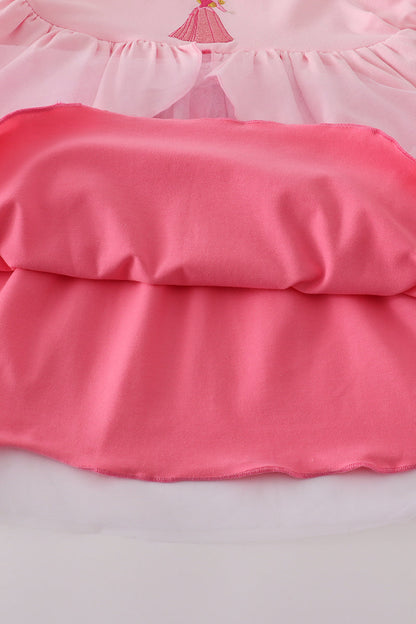 Vestido de princesa rosa con volantes y bordado