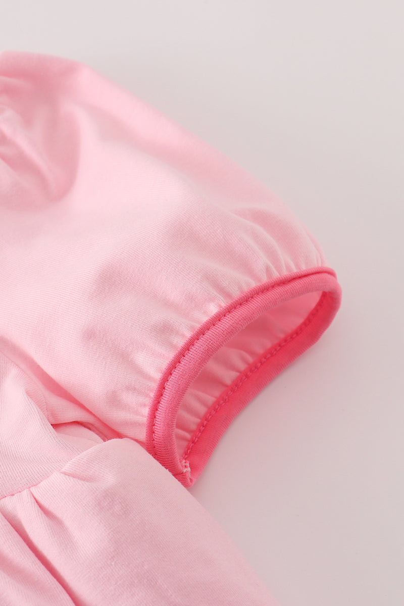 Vestido de princesa rosa con volantes y bordado