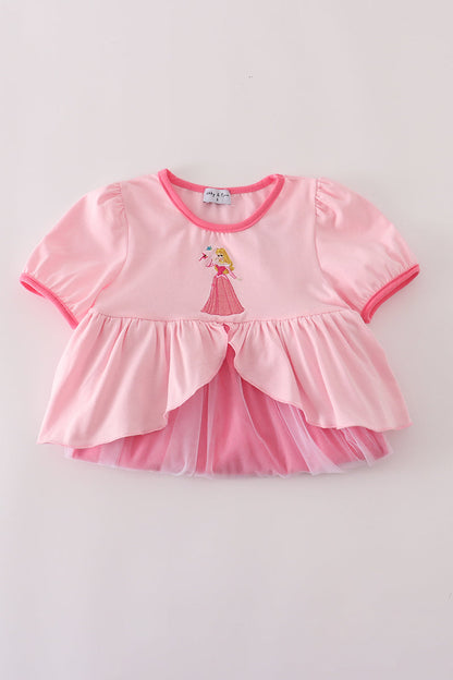 Vestido de princesa rosa con volantes y bordado