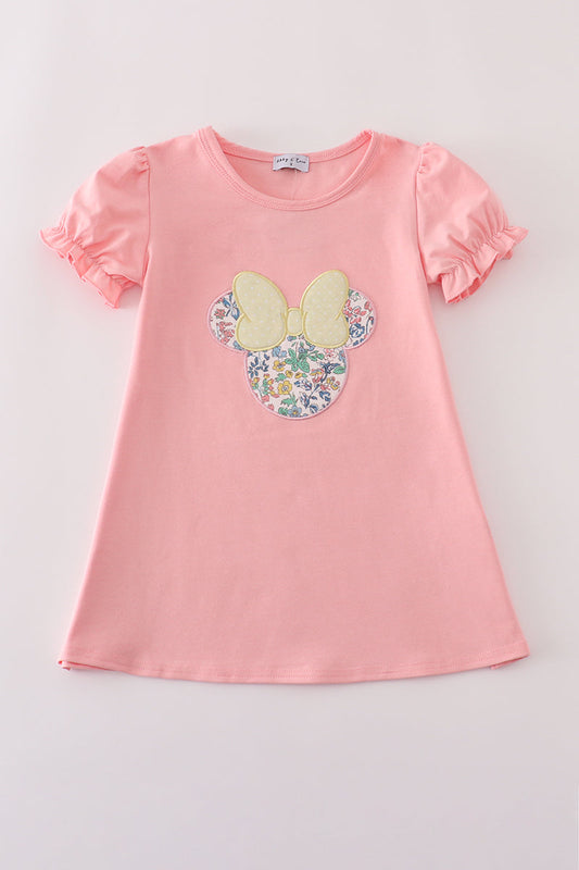Vestido con apliques florales de color rosa