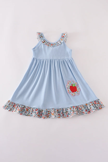 Vestido con volantes y apliques florales de manzana azul